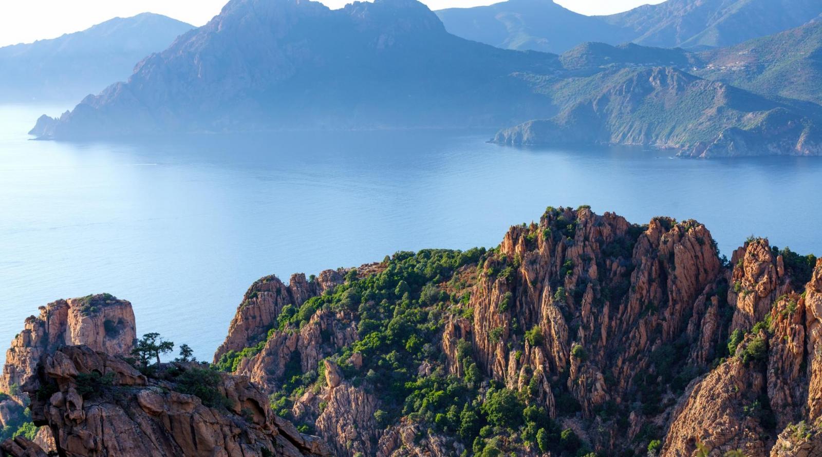 Cte rocheuse de l'le de corse appele calanche au coucher du soleil