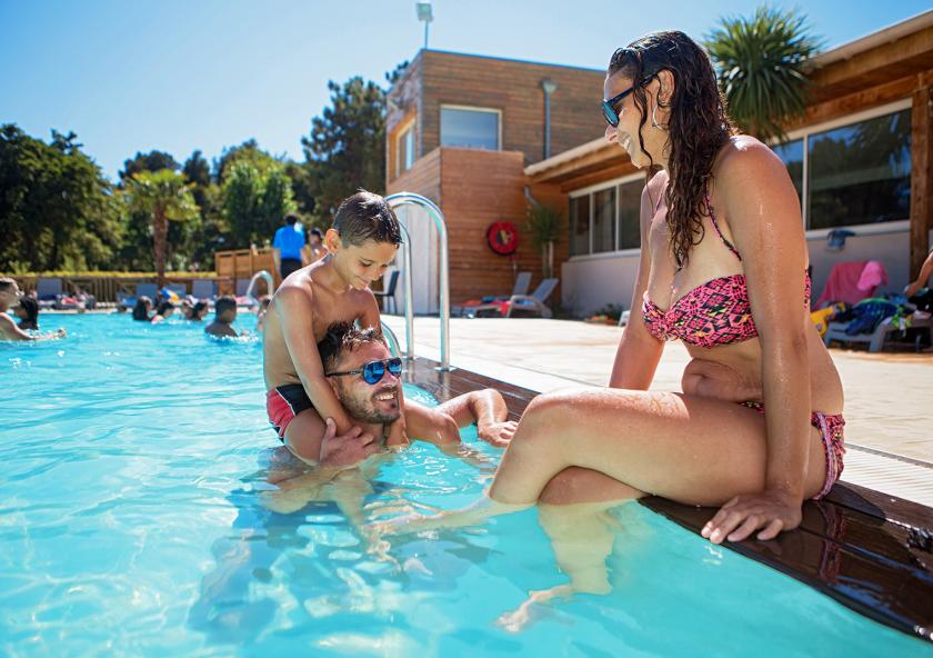 Famille piscine corse