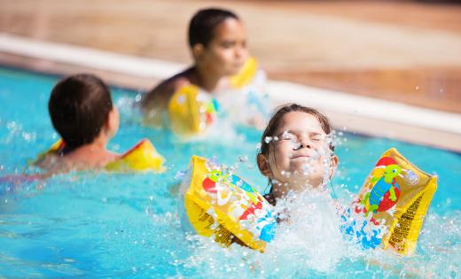 Enfant piscine sagone